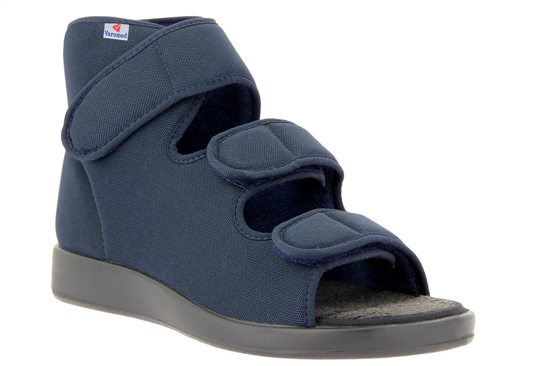 Varomed Rijeka XXL offener Verbandschuh 60450 in Marine, Weite L, unisex, optimal für bandagierte oder geschwollene Füße, atmungsaktives Material, rutschfeste Sohle, ideal für Senioren und Personen mit Fußproblemen.